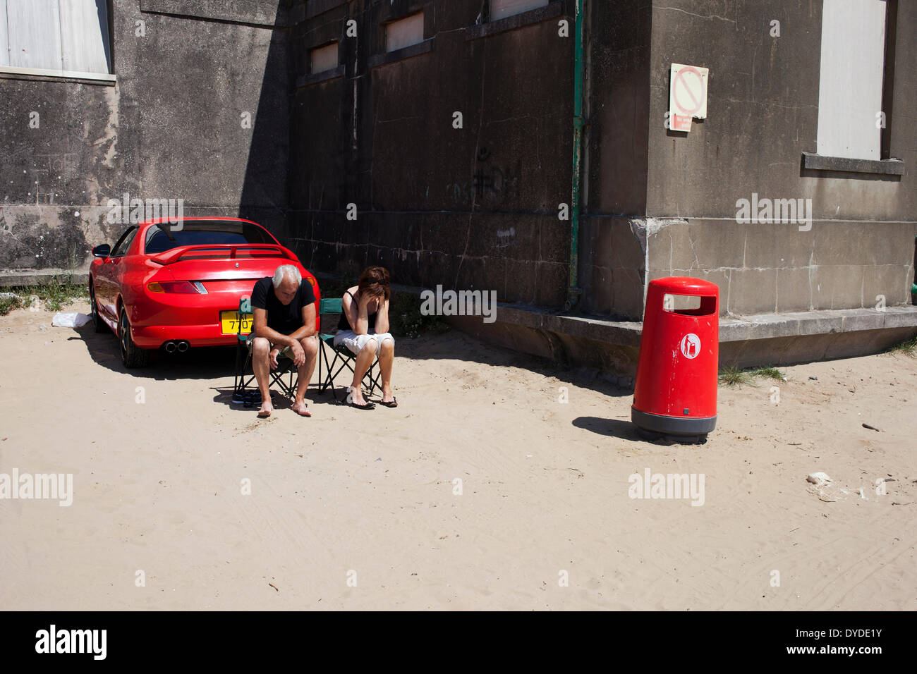 Paar mit ihrem Auto am Strand. Stockfoto