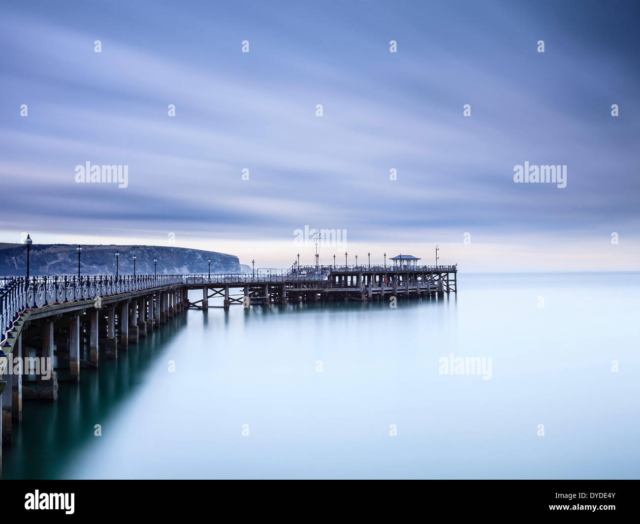 Swanage Pier an einem bewölkten Tag. Stockfoto