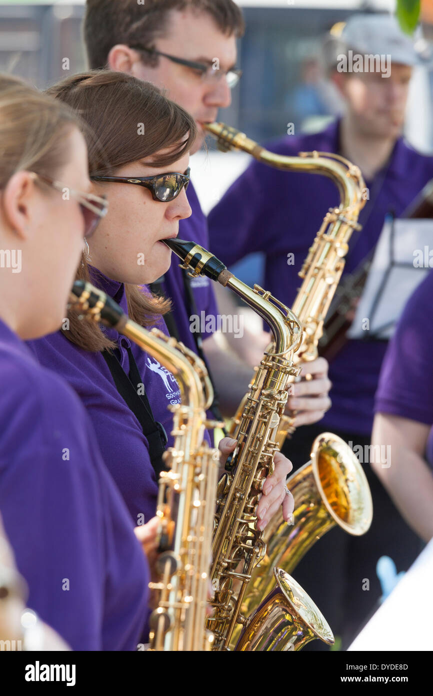 Musiker spielen Saxophone. Stockfoto