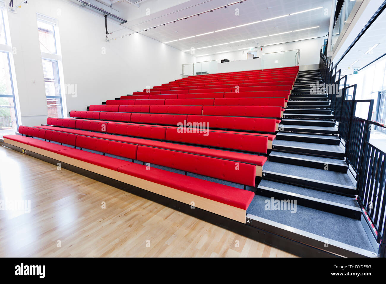Öffnen Sie einziehbare Sitzgelegenheiten in der Aula Notting Hill und Ealing High School. Stockfoto