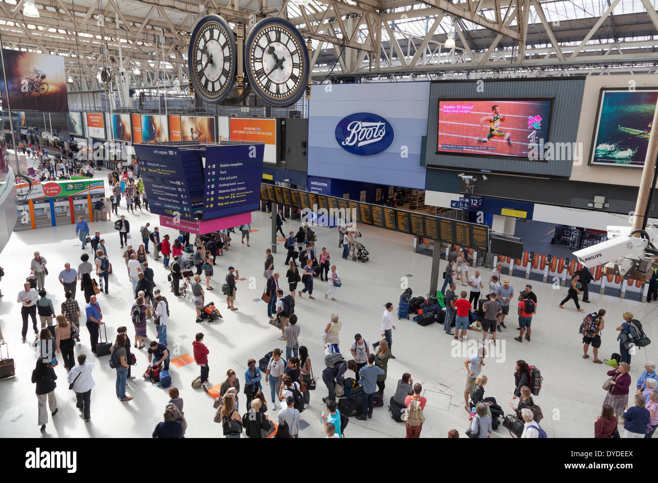 Unter der Uhr bei Waterloo Bahnhofshalle in London von einem hohen Aussichtspunkt. Stockfoto