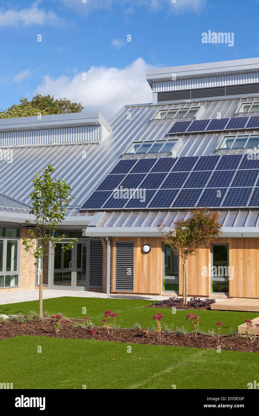 Innenhof des neuen Build-Grundschule mit Sonnenkollektoren bei Sonnenschein. Stockfoto