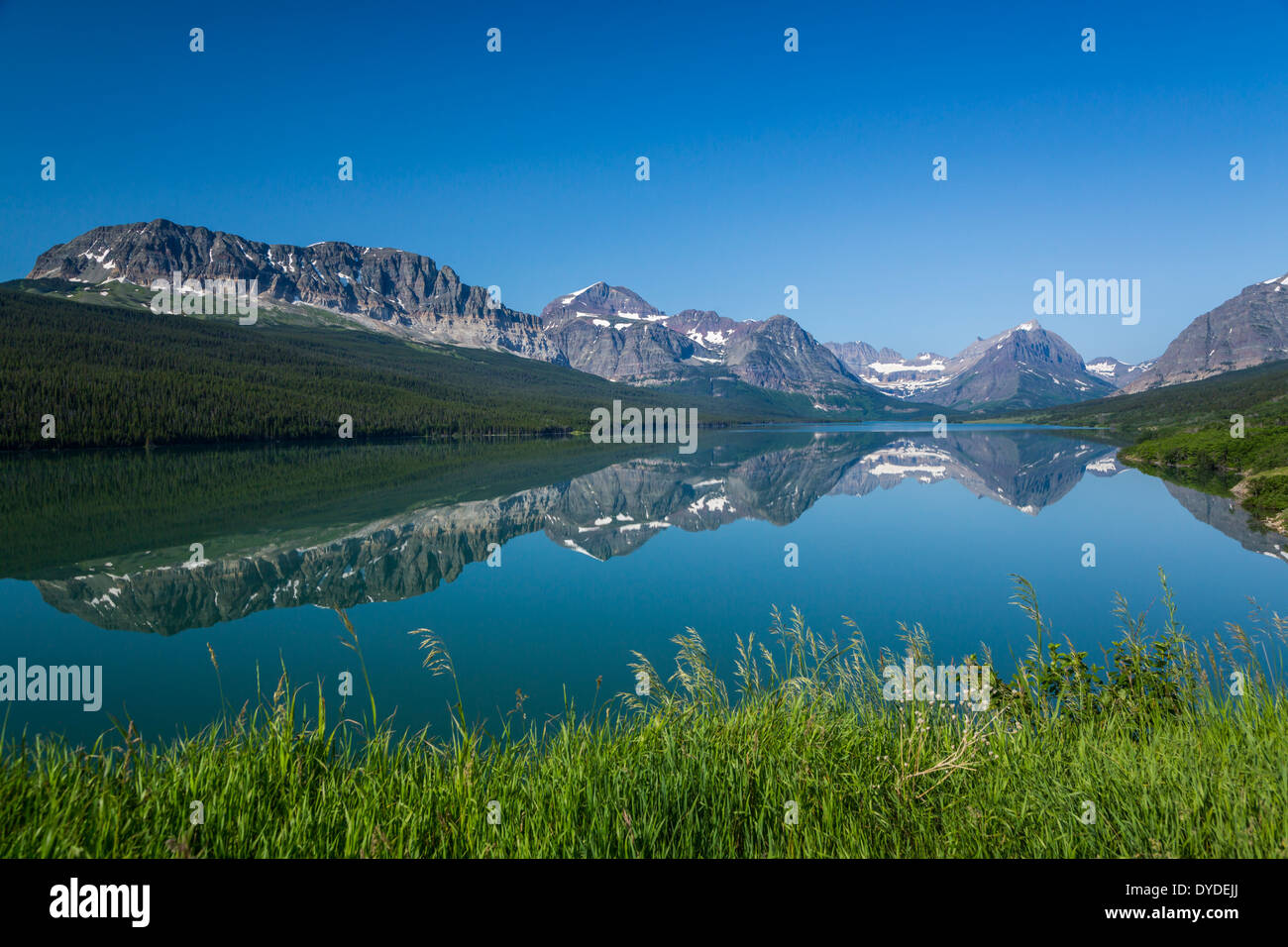 Berg-Reflexionen in einem ruhigen See Sherburne im Glacier National Park, Montana, USA. Stockfoto