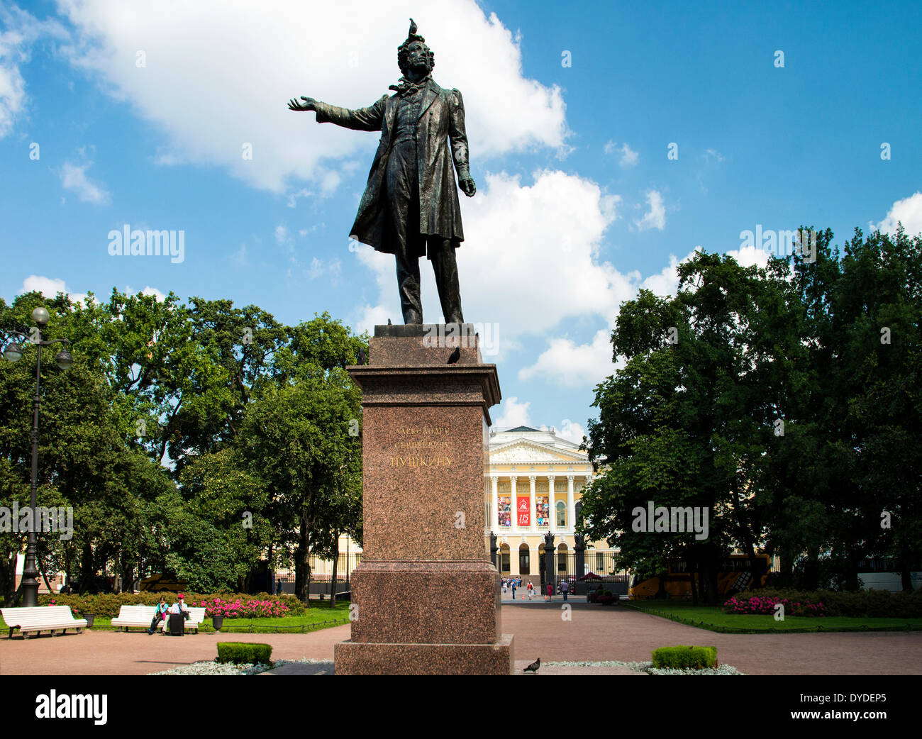 Ein Denkmal für Alexander Pushkin auf dem Platz der Künste mit dem Mikhailovsky Palast im Hintergrund. Stockfoto