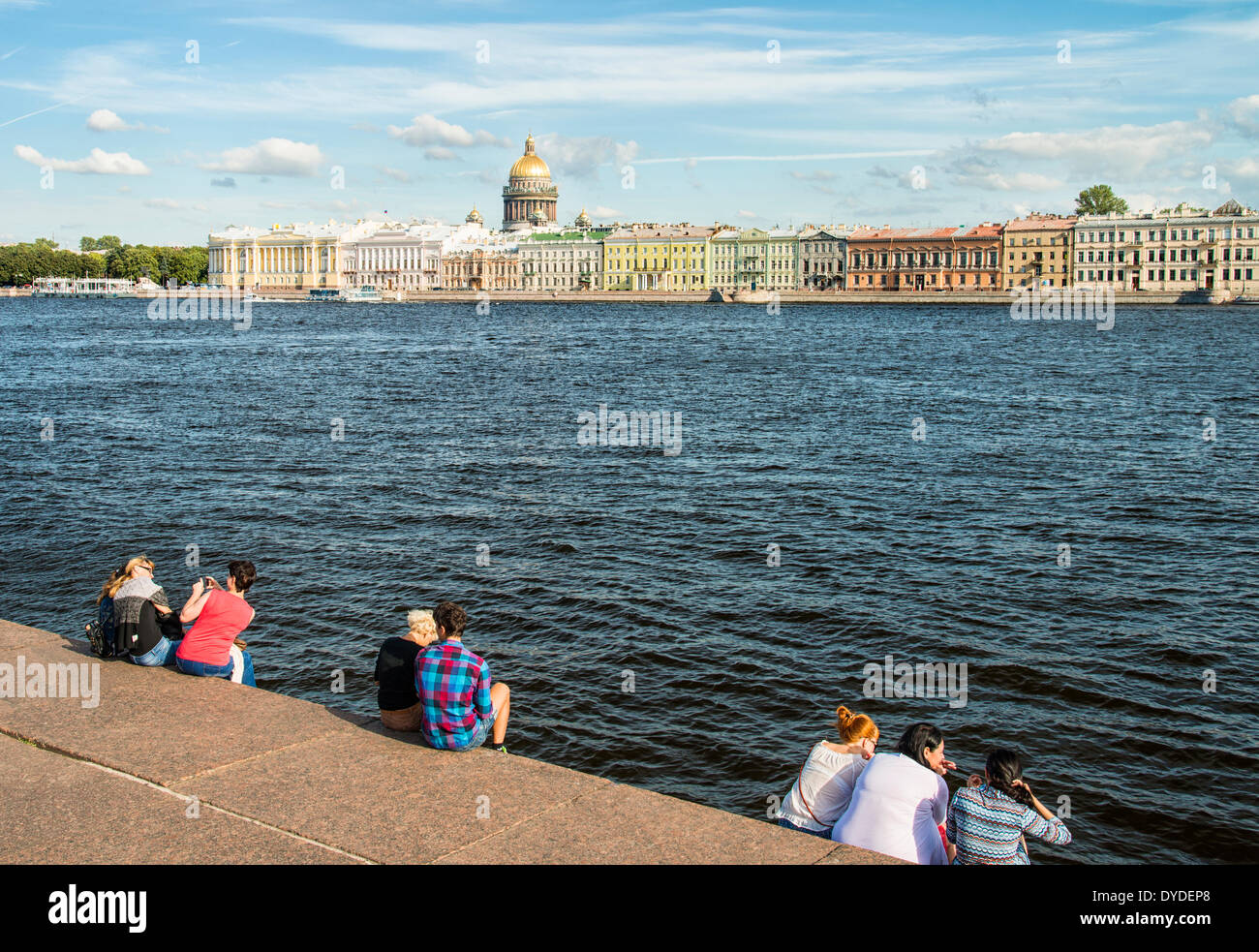 Ein Blick von der Universität Böschung in Richtung Fluss Newa und St Isaac Ñés Cathedral in St. Petersburg. Stockfoto