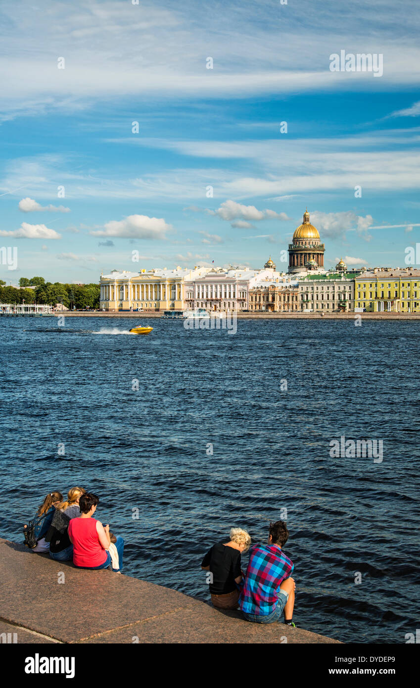 Ein Blick von der Universität Böschung in Richtung Fluss Newa und St Isaac Ñés Cathedral in St. Petersburg. Stockfoto