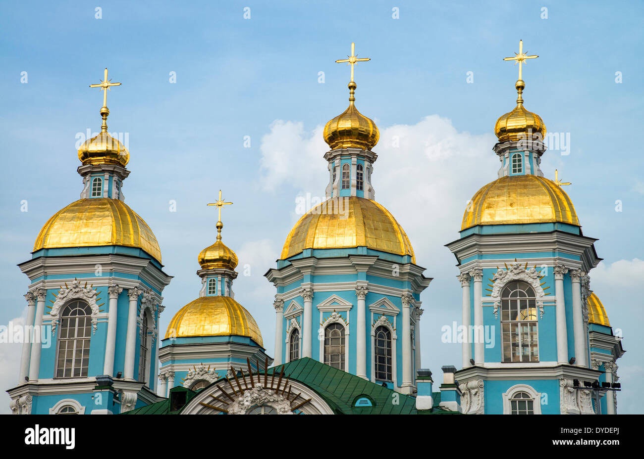 Goldene Kuppeln der Winterkirche-Marine-Kathedrale in Sankt Petersburg. Stockfoto