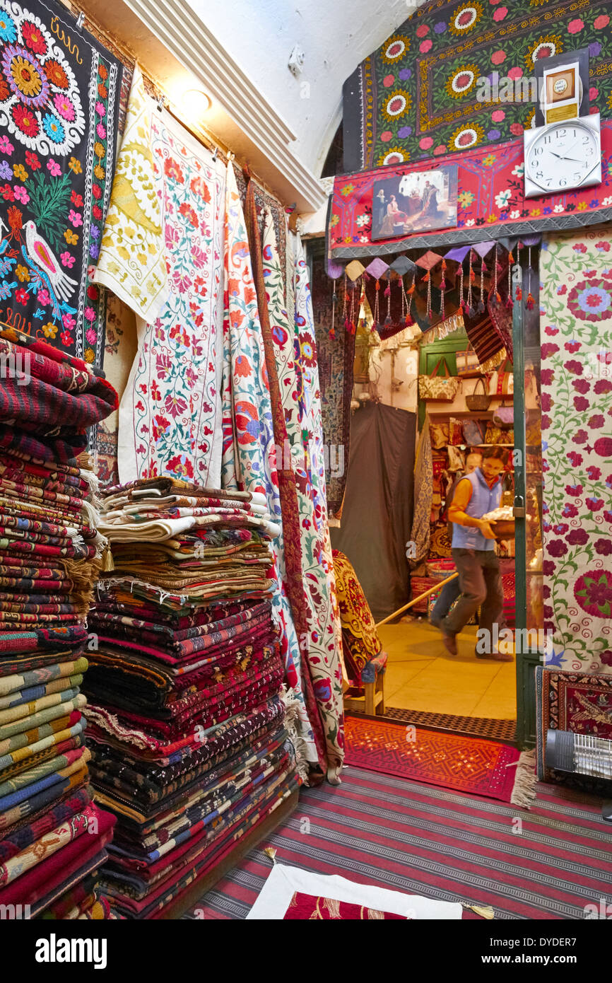 Teppich und Stoff-Shop auf der Grand Basar Istanbul, Türkei. Stockfoto