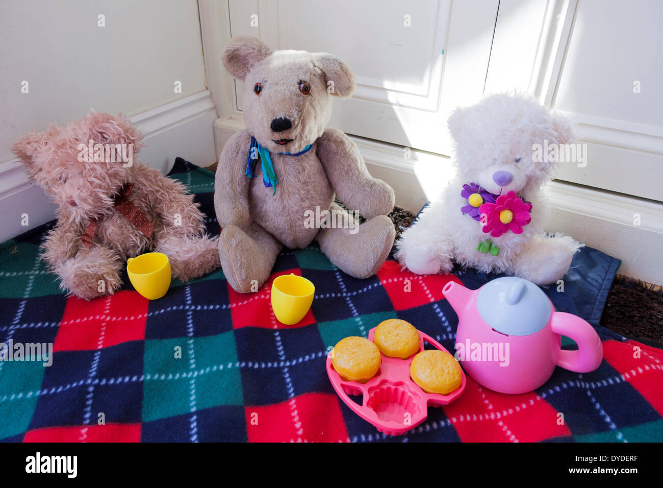 Stofftier für Kinder Teddybären Picknick auf einer Decke gesetzt. Stockfoto