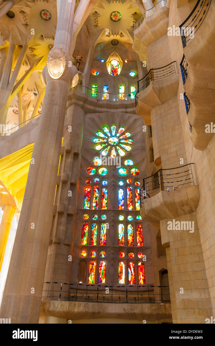 Glasfenster in der Kathedrale La Sagrada Familia in Barcelona. Stockfoto