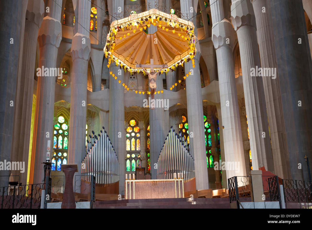 Altar und Säulen im Inneren der Kathedrale La Sagrada Familia in Barcelona. Stockfoto
