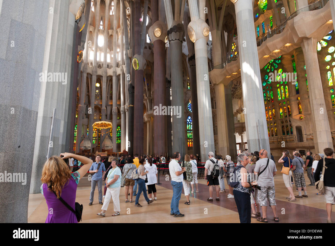 Touristen im Inneren der Kathedrale La Sagrada Familia in Barcelona. Stockfoto