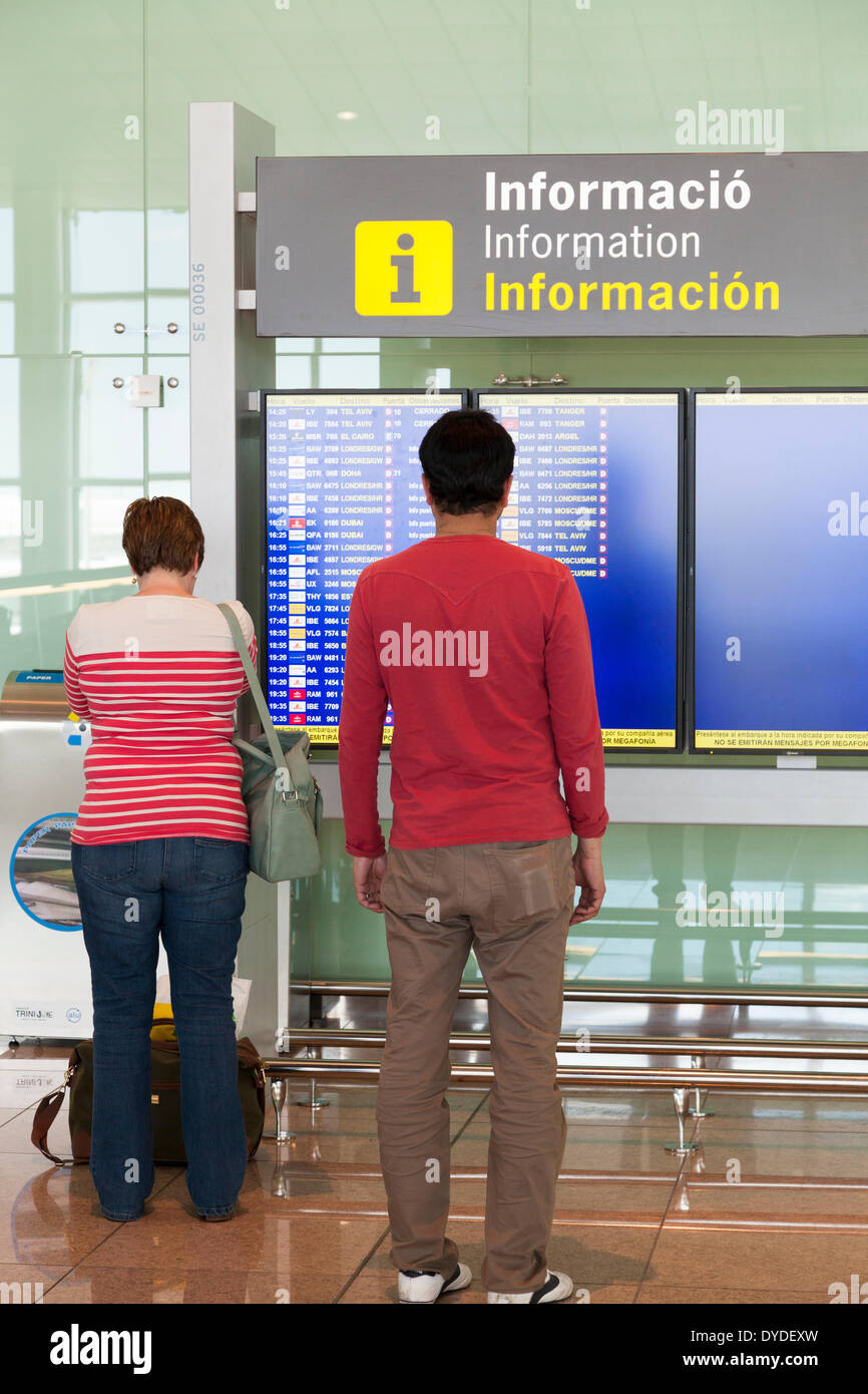 Passagiere die Infotafel Abflüge am Flughafen Barcelona zu lesen. Stockfoto