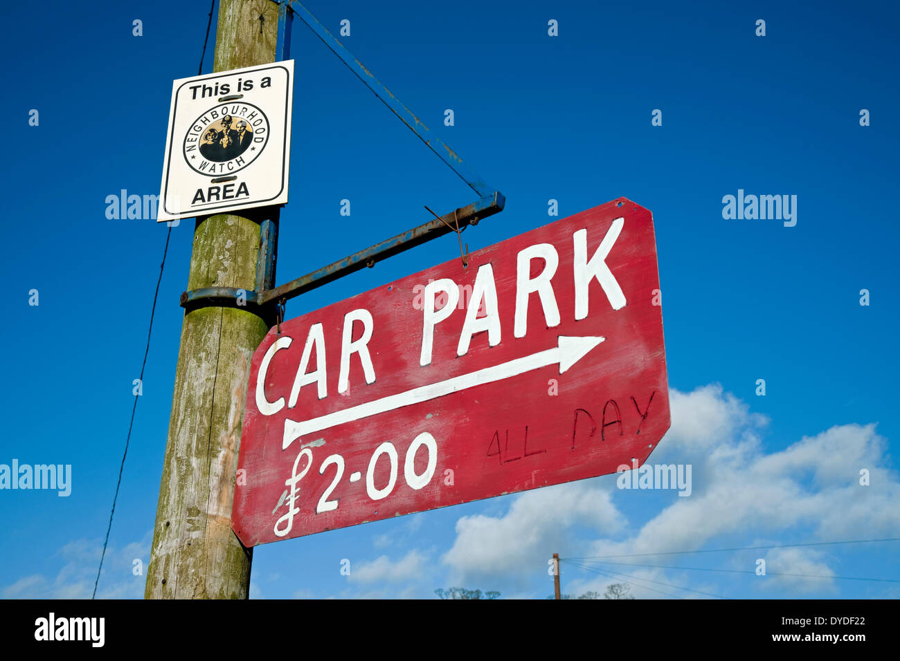 Nachbarschaft beobachten Bereich Zeichen und handbemalt alle Tag Parkplatz Zeichen. Stockfoto