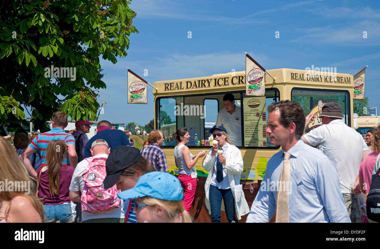 Menschen Schlange stehen für Eis an einem heißen Sommertag auf der Great Yorkshire Show. Stockfoto