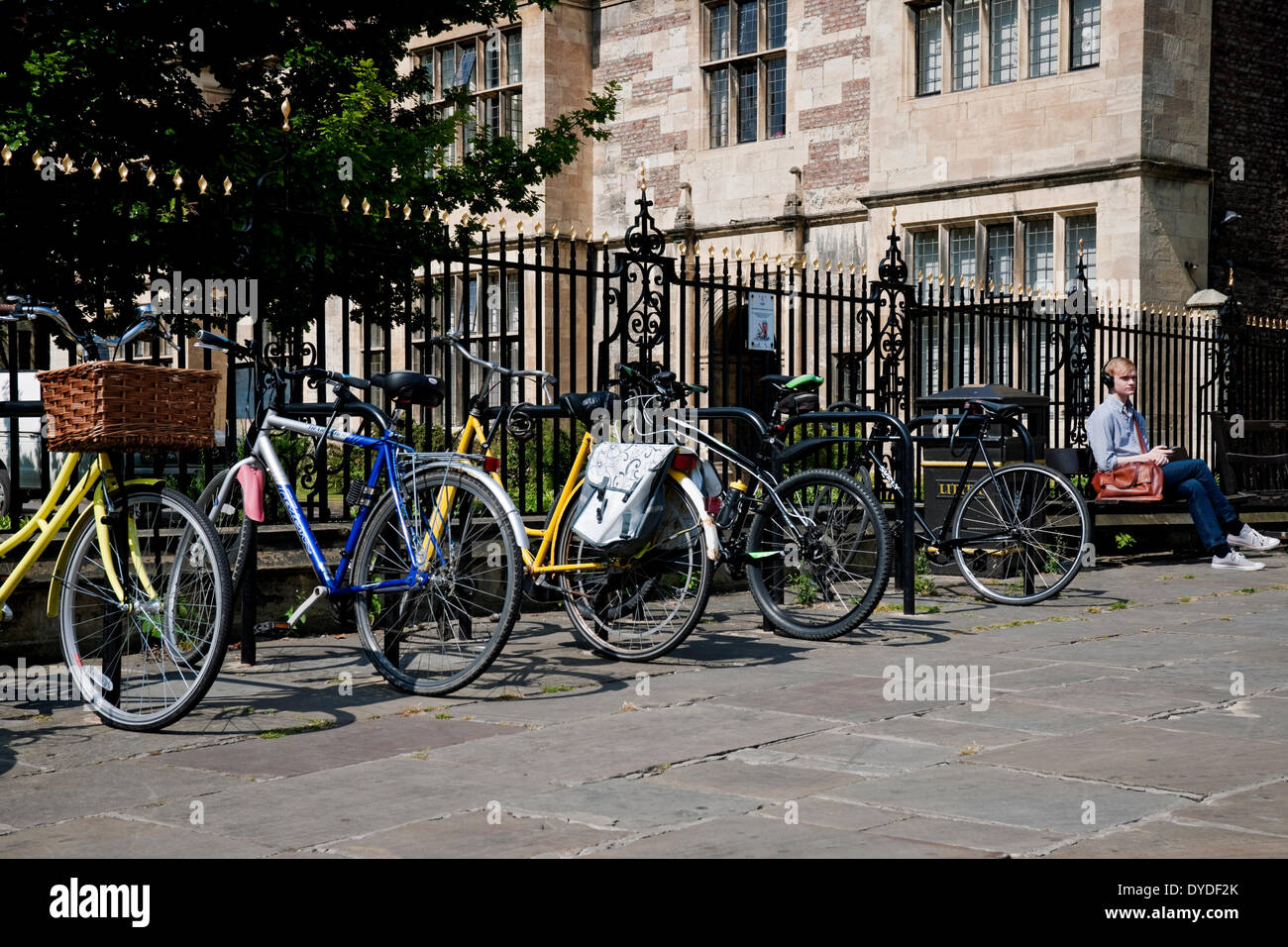 Außerhalb der Universität von York Kings Manor Gebäude verteilt Studenten Fahrräder bereit. Stockfoto