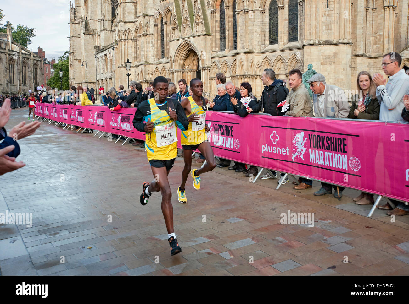 Kenianische Athleten John Mutai und John Kales führen vorbei an York Minster der ersten Plusnet Yorkshire Marathon. Stockfoto