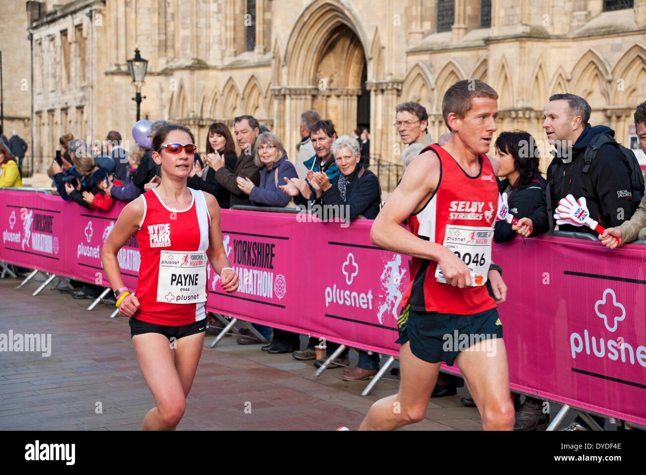 Zuschauer applaudieren Athleten, da sie vorbei an York Minster der ersten Plusnet Yorkshire Marathon laufen. Stockfoto