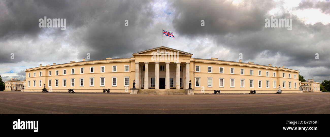 Panorama von der vorderen Fassade des Old College an der Royal Military Academy in Sandhurst. Stockfoto