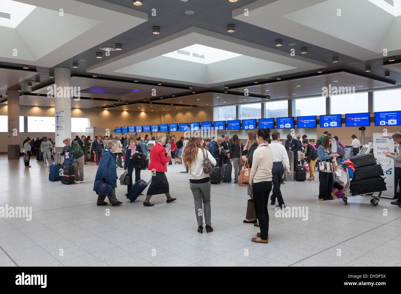 British Airways Gepäck Dropbereich am Gatwick Airport North Terminal. Stockfoto