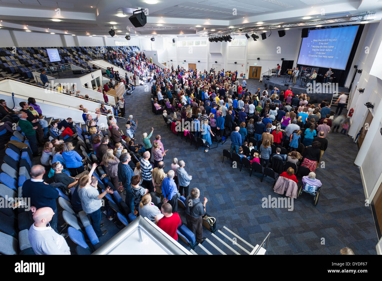 Gemeinde, Teilnahme an zeitgenössischen Anbetungsmusik während Sonntagsgottesdienst in der großen modernen Könige Community Church. Stockfoto