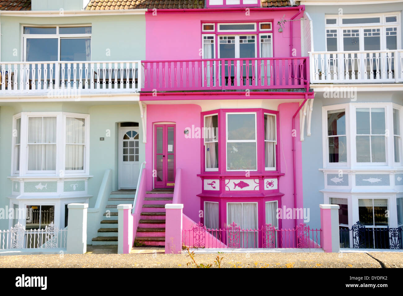 Whitstable, Kent, England, UK. Bemalten Häuser direkt am Meer Stockfoto