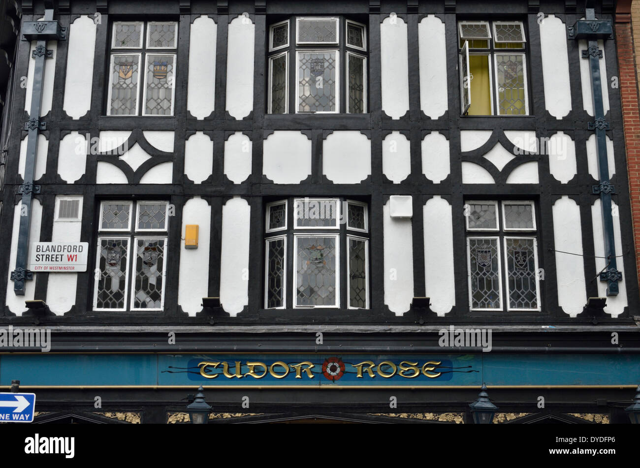 Die Tudor-Rose Pub in Blandford Straße. Stockfoto