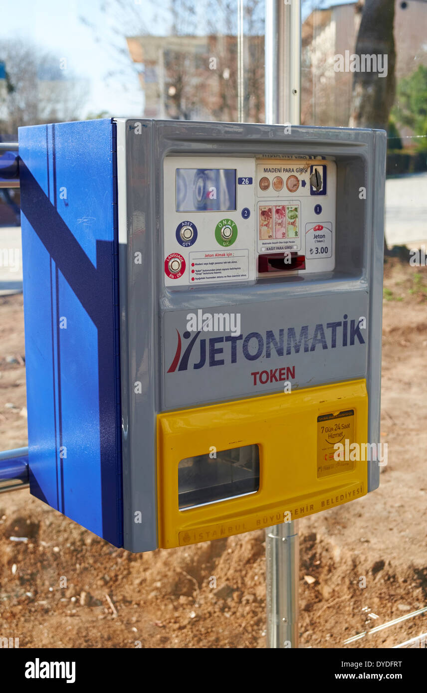 Ein Fahrkartenautomat an einer Straßenbahn-Station in Istanbul, Türkei. Stockfoto