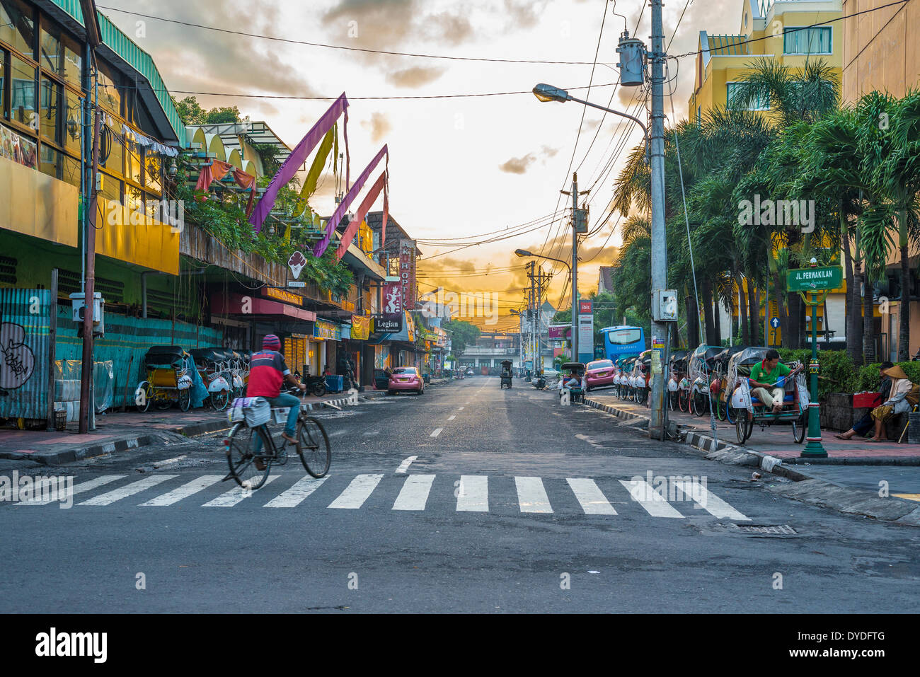 Ein Blick auf eine der Straßen der Stadt in zentralen Yogyakarta. Stockfoto