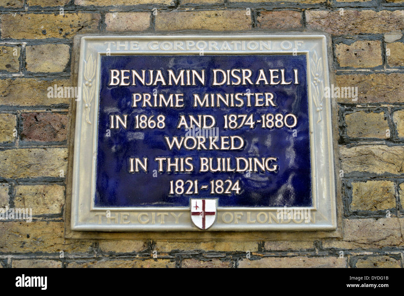 Blaue Plakette markiert einen ehemaligen Arbeitsplatz von Premierminister Benjamin Disraeli bei 6 Fredericks. Stockfoto