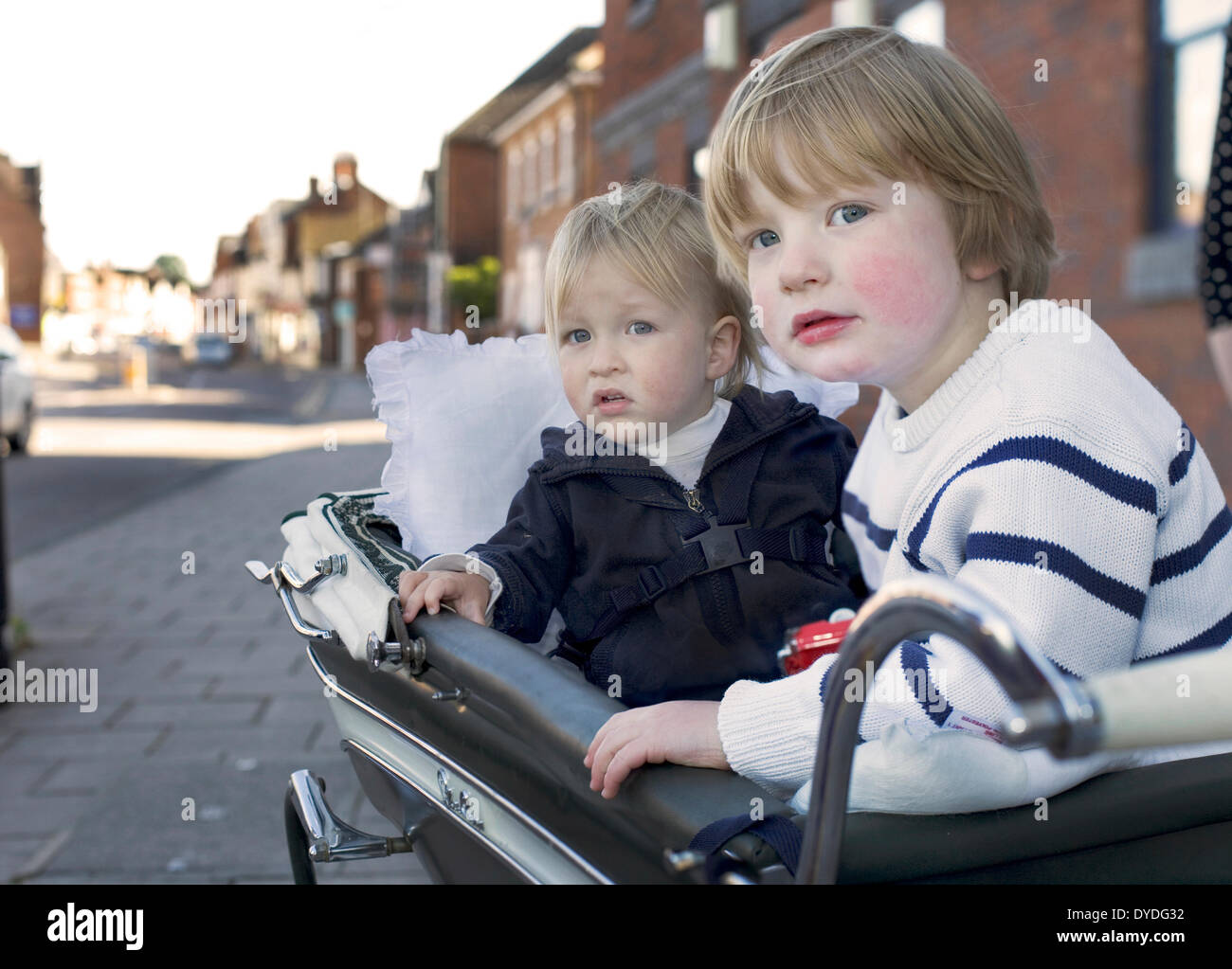 Ein 3 Jahre alter Junge und eine 18 Monate alten Jungen in ihre Perambulator. Stockfoto