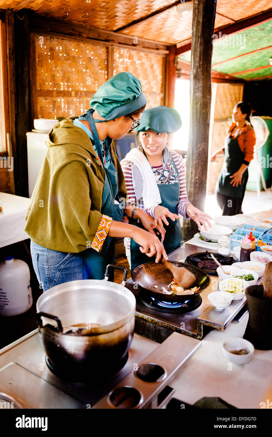 Ein Tutor unterrichten Schüler an der Tum Tum Cheng Cooking School in Luang Prabang in Laos. Stockfoto