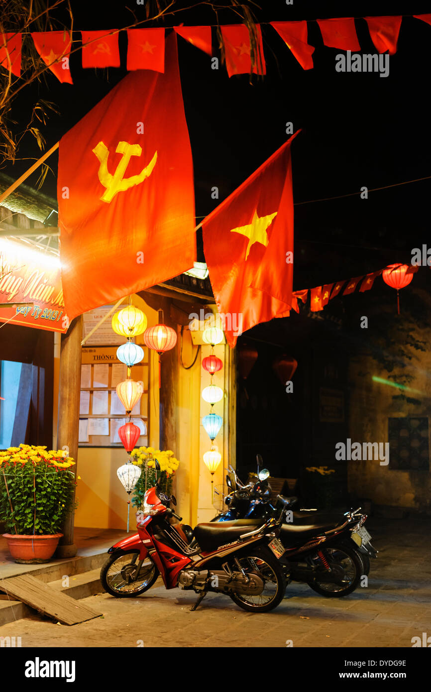 Kommunistischen Fahnen in Hoi an ein. Stockfoto