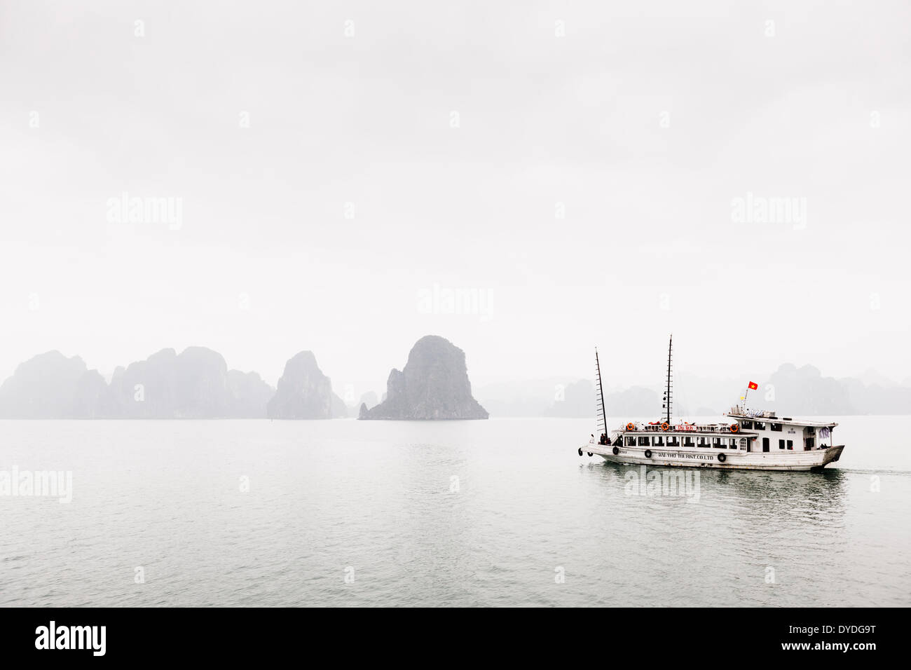 Ein sehr nebligen Tag im Ha Long Bay. Stockfoto