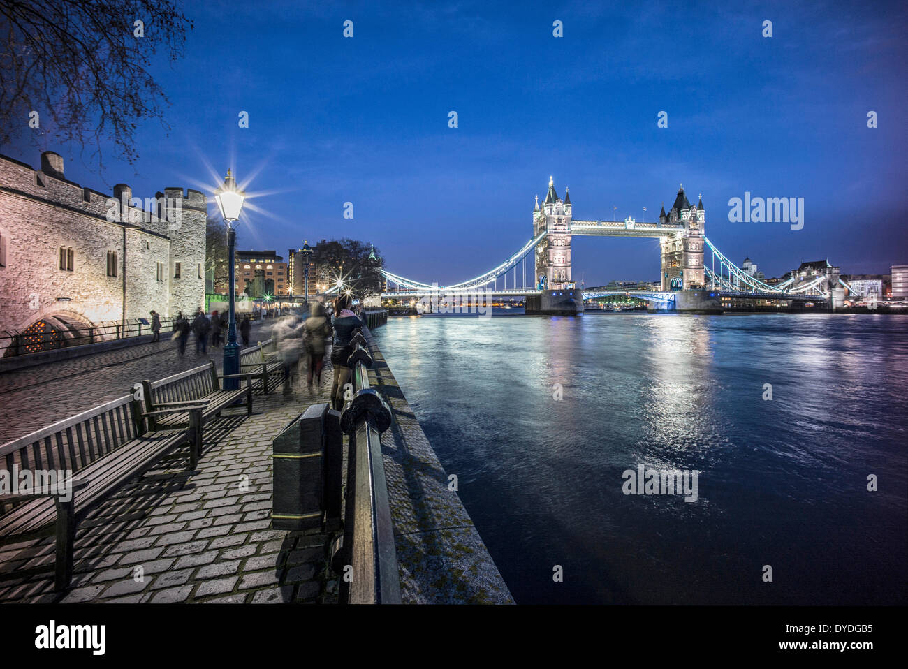 Tower Bridge und der Tower of London in der Abenddämmerung. Stockfoto