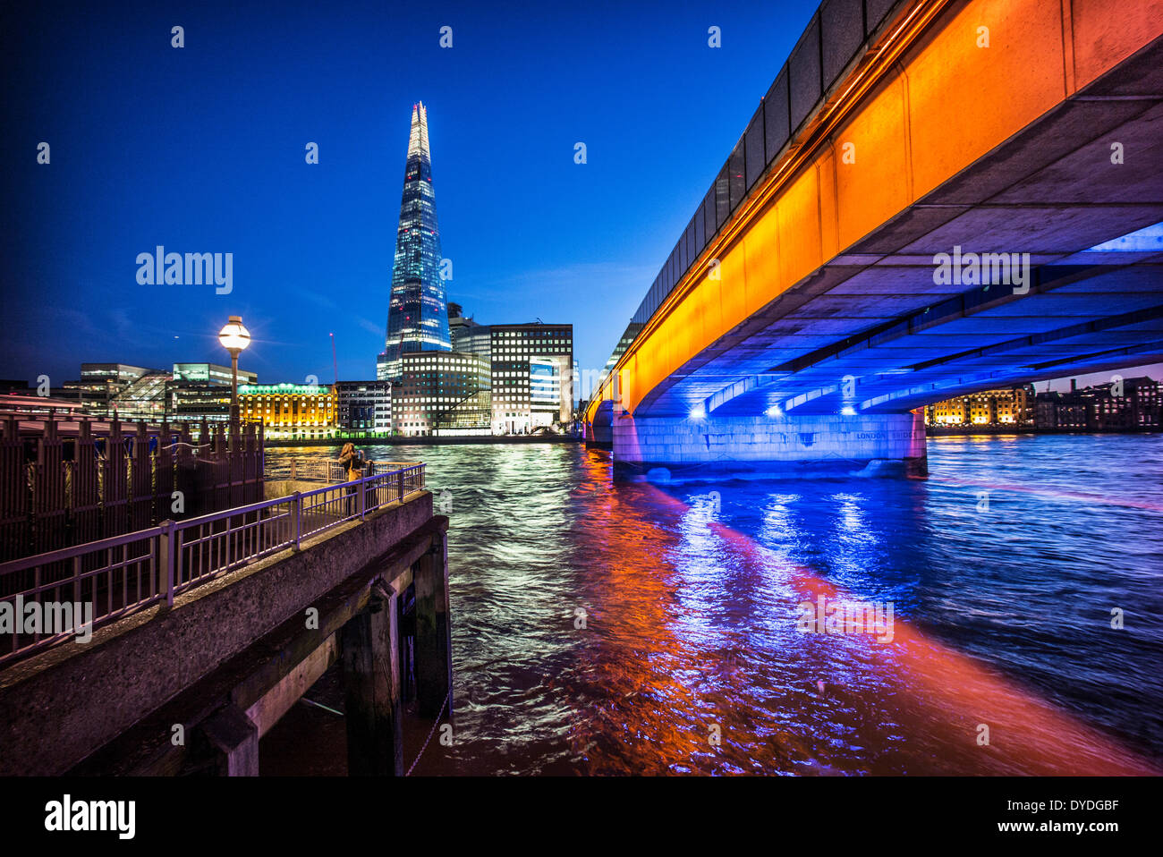 Die Scherbe und London Bridge in der Dämmerung. Stockfoto