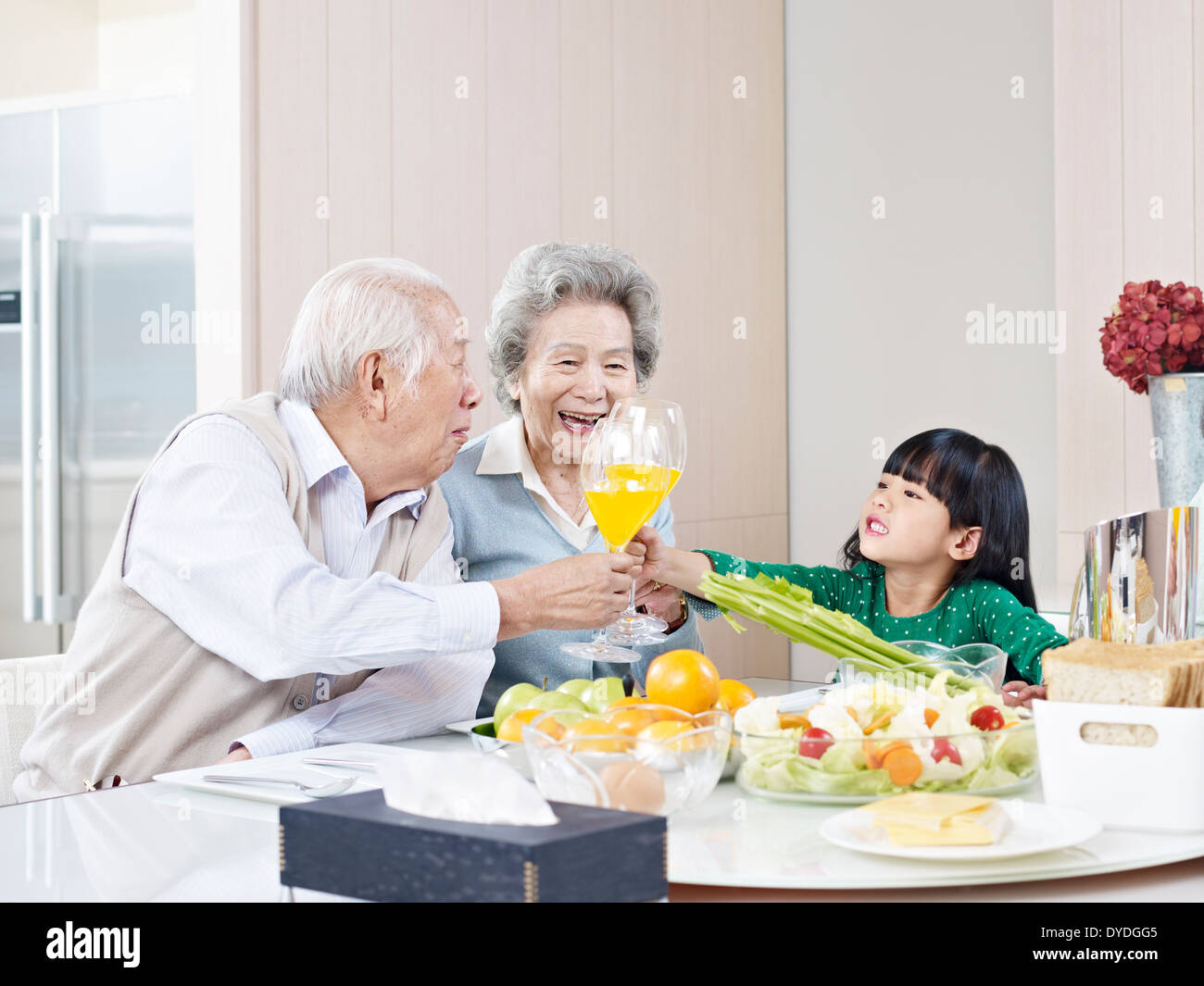 Großeltern und Enkeltochter Stockfoto