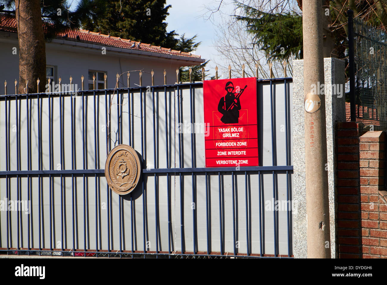 Zone, einen Zaun rund um eine Basis für die türkischen Streitkräfte, Istanbul verboten. Stockfoto