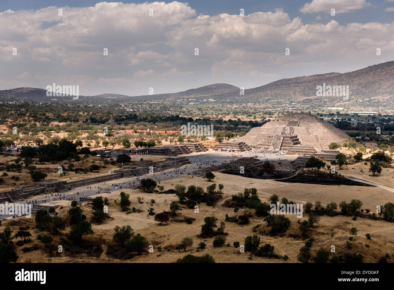 Blick von der Sonnenpyramide in Teotihuacán in Mexiko-Stadt. Stockfoto