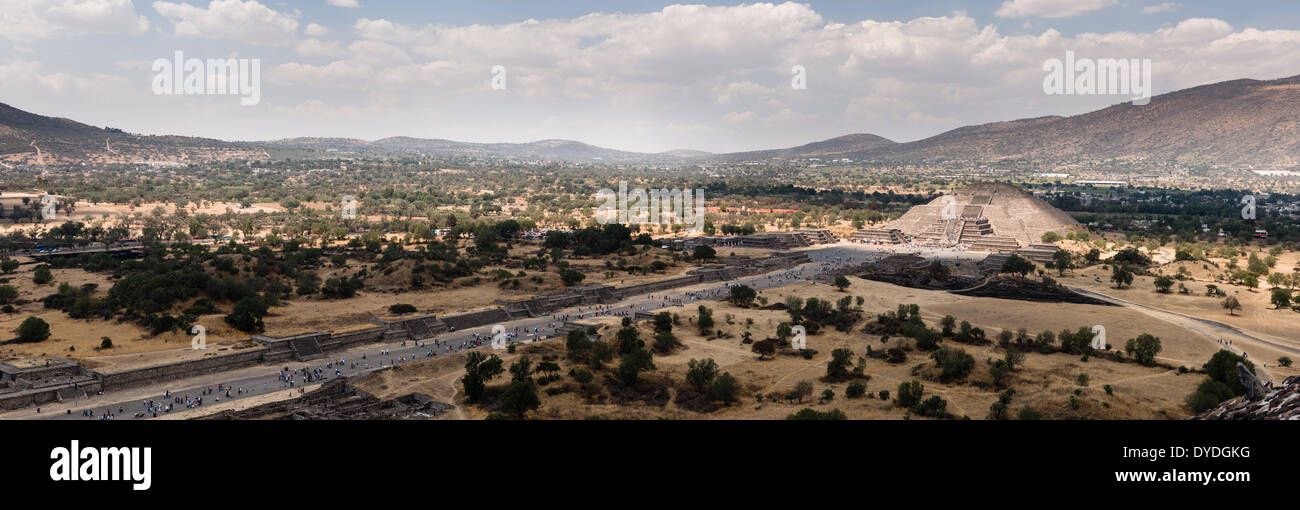 Blick von der Sonnenpyramide in Teotihuacán in Mexiko-Stadt. Stockfoto