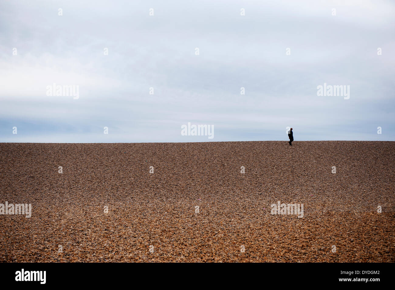 Eine einsame Figur auf Chesil Beach. Stockfoto