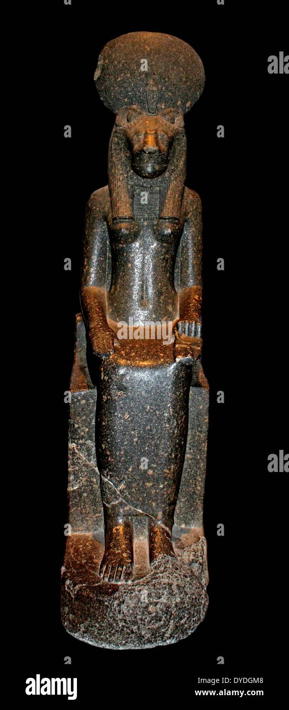 Schwarzer Granit Statuen von Sekhmet im British Museum, London. Von Karnak, Theben, Ägypten 18. Dynastie, 1360 BC. Die Göttin Sachmet mit Zerstörung verbunden ist. Stockfoto
