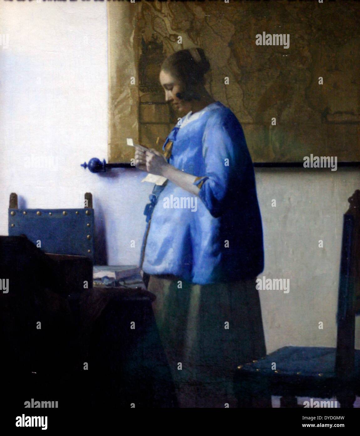Frau liest einen Brief von Johannes Vermeer (1632-1675). Öl auf Leinwand c. 1663-64. Eine junge Frau wird in der Lesung einen Brief am Morgen Licht absorbiert. Sie trägt eine blaue Nacht Jacke. Besonders innovativ ist seine Darstellung der Haut der Frau mit hellgrauen und die Schatten an der Wand mit Hellblau. Stockfoto