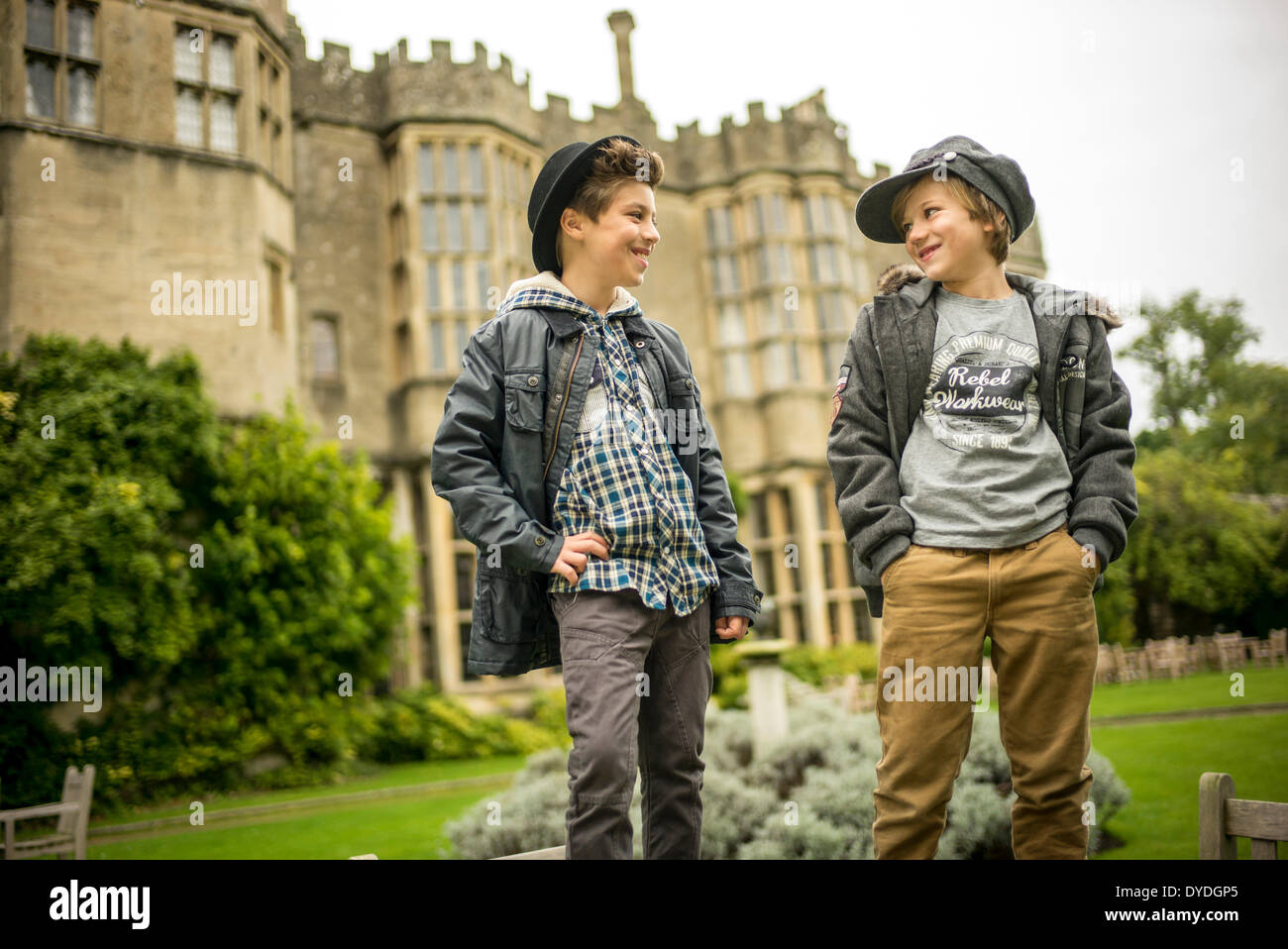Zwei jungen außerhalb in Thornbury Castle. Stockfoto
