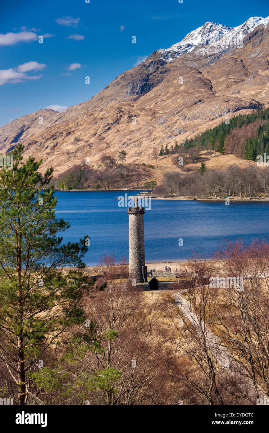 Das Glenfinnan Monument befindet sich an der Spitze von Loch Shiel. Stockfoto
