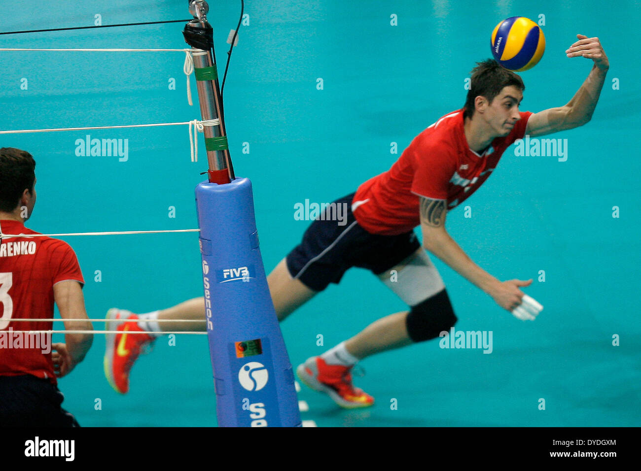 Pasay City, Philippinen. 15. April 2014. Anton Kuznetsov Kasachstans spart den Ball in das Halbfinale der 2014 asiatische Männer Club Volleyball Meisterschaft gegen Katar in Pasay City, Philippinen, 15. April 2014. Kasachstan verloren 0-3. © Rouelle Umali/Xinhua/Alamy Live-Nachrichten Stockfoto