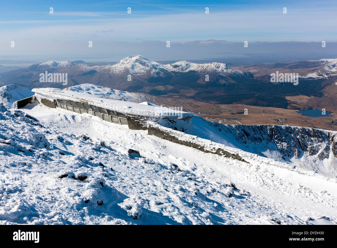 Ein Blick über Snowdonia von Hafod Eryri zum Besucherzentrum auf dem Gipfel des Snowdon. Stockfoto
