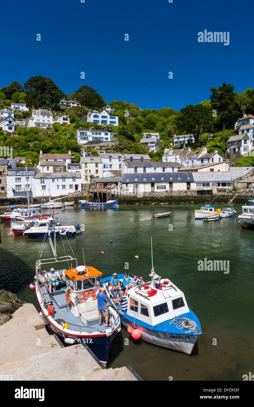 Boote vertäut im Hafen von Polperro. Stockfoto