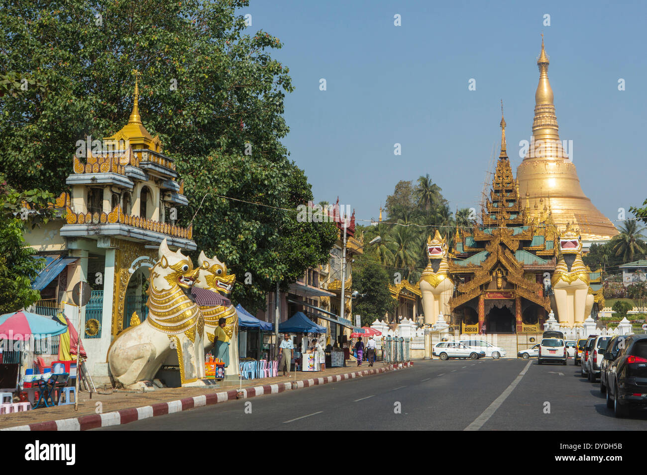 Myanmar, Burma, Asien, Yangon, Rangun, Shwedagon, Pagode, Religion, Golden, Wahrzeichen, Straße Stockfoto