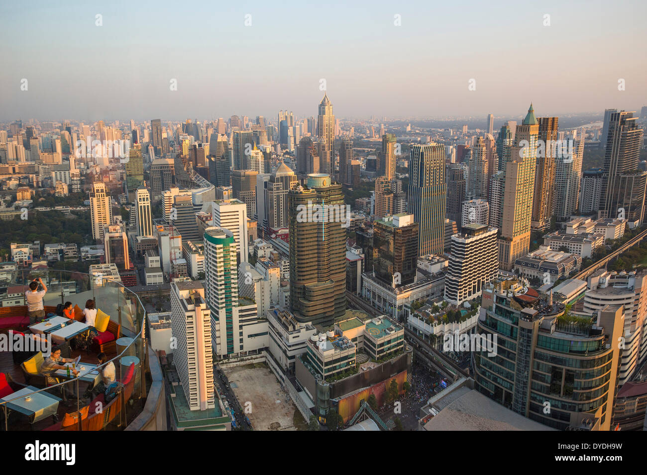 Bangkok City Downtown Thailand Asien Architektur Gebäude Stadt klare bunte Metropole hohen roten Panorama Skyline skyscr Stockfoto